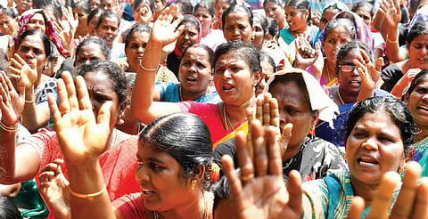 களத்தில் பெண்கள்: இது தேவையில்லாத போராட்டமா?