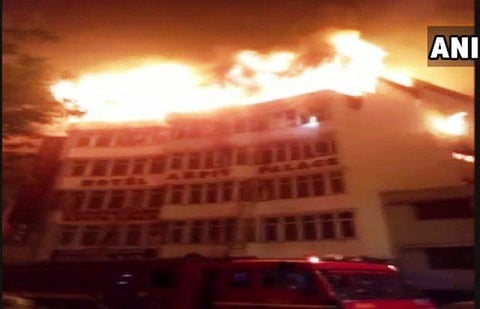 டெல்லி ஹோட்டலில் அதிகாலையில் தீ விபத்து: 17 பேர் உடல்கருகி பலி, பலர் படுகாயம்