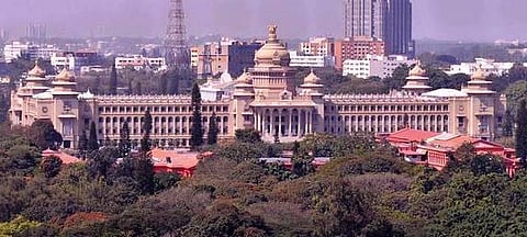 அமைச்சர் எனக் கூறி கர்நாடக சட்டப்பேரவையில்  அறை எடுத்துத் தங்கி தமிழக தொழிலதிபரிடம் ரூ. ஒரு கோடி மோசடி செய்த கும்பல் கைது