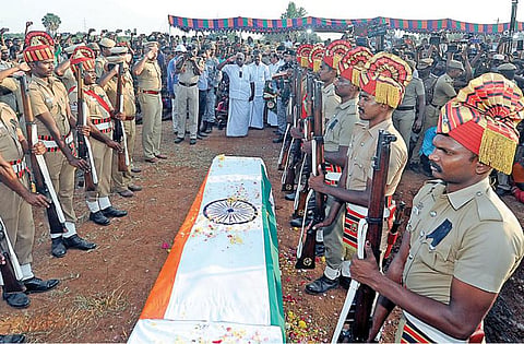 காஷ்மீரில் வீரமரணமடைந்த சுப்பிரமணியனின்﻿ ﻿நீங்கா நினைவுகளுடன் சவலாப்பேரி கிராமம்: ﻿உறவினர்களும், நண்பர்களும் கண்ணீர் ﻿