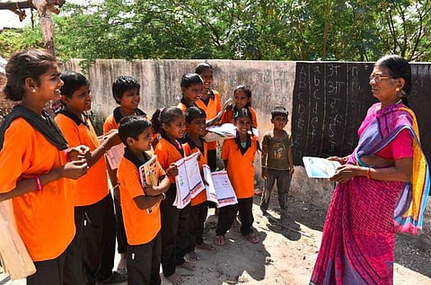 மதுரையில் வசிப்பிடக் கல்வியில் ஆர்வம் காட்டும் வெளிமாநிலக் குழந்தைகள்: படிப்புடன் பெற்றோரின் தொழிலுக்கும் உதவி