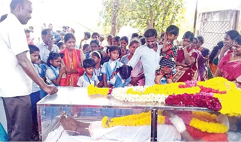 பள்ளிச் சீருடையுடன் குழந்தைகள் ஆட்டோ ஓட்டுநருக்கு அஞ்சலி