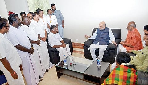 மதுரை விமான நிலையத்தில் அமித்ஷாவுடன் ஓபிஸ்,  அமைச்சர்கள் சந்திப்பு: கூட்டணி தொடர்பாக முக்கிய ஆலோசனை