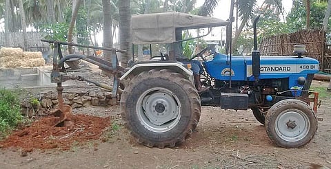 இலவசமாக டிராக்டர் வாகனம் வழங்கி மரக்கன்று நட உதவும் விவசாயி!