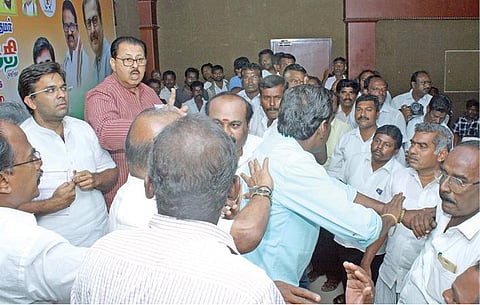 தேர்தல் செலவுக்கு நிதி திரட்ட வேண்டும்: சஞ்சய் தத் பேச்சுக்கு கடும் எதிர்ப்பு - தூத்துக்குடியில் காங்கிரஸ் கூட்டத்தில் சலசலப்பு