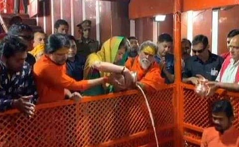 தேர்தல் பிரச்சாரத்துக்கு முன் கோயிலில் வழிபட்ட பிரியங்கா காந்தி