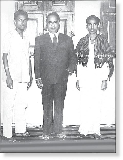 அண்ணாவுக்கு கோட் சூட் தைத்துக்கொடுத்த தம்பிகள்