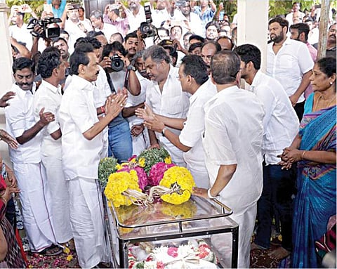 ஜி.ஆர்.மூப்பனார் உடல் தகனம்﻿: 
﻿ஸ்டாலின் உள்ளிட்டோர் அஞ்சலி﻿