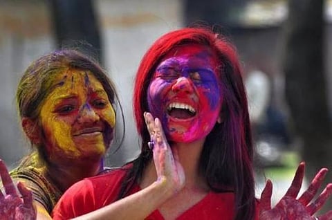 வண்ணங்களின் விழாவில் மகிழ்ச்சி தங்கட்டும்: பாலிவுட் திரைக்கலைஞர்கள் ஹோலி வாழ்த்து
