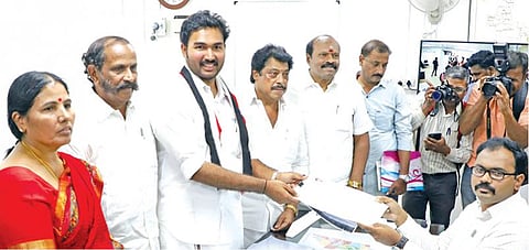 3 மக்களவை தொகுதிகளில் போட்டியிடும் அதிமுக கூட்டணி கட்சி வேட்பாளர்கள் சென்னையில் வேட்புமனு தாக்கல்: பெரம்பூர் சட்டப்பேரவை தொகுதிக்கு திமுக வேட்பாளர் மனு