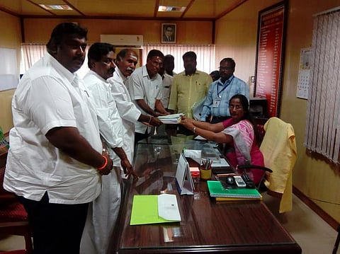தட்டாஞ்சாவடி இடைத்தேர்தலில் சகோதரி மகனைக் களமிறக்கிய ரங்கசாமி: முக்கிய ஆவணம், டெபாசிட் தொகையை மறந்து வந்ததால் நிர்வாகிகள் மீது கோபம்