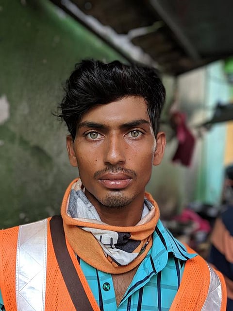 வைரலாகும் வங்கதேச கட்டிடத் தொழிலாளியின் புகைப்படம்