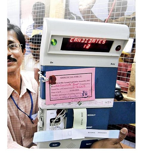 சர்ச்சைகளுடன் அறிமுகமான வாக்குப் பதிவு இயந்திரம்!