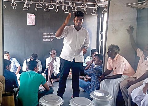 ‘‘வாக்குகளை விற்காதீர்கள்’’ என்று கூறி ﻿
﻿மின்சார ரயில்களில் பிரச்சாரம் செய்யும் கல்லூரி மாணவன்﻿: ﻿பொதுமக்கள், பயணிகள் பாராட்டு﻿