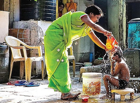 காயமே இது மெய்யடா 26: எண்ணெய்க் குளியலால் செழிக்கும் தலைமுடி