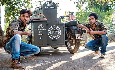 புல்லட்டில் பார்பிக்யு வேலை தரும் இளைஞர்கள்