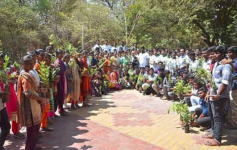 ஏப்ரல் ஃபூல் தினத்தை ஏப்ரல் கூல் தினமாக கொண்டாடிய மதுரை இளைஞர்கள்: ஒரே நாளில் 20 ஆயிரம் மரக்கன்றுகள் விநியோகம் செய்து அசத்தல்