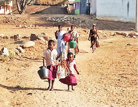 தமிழக-ஆந்திர எல்லையோரத்தில் சாலை, குடிநீர் வசதியின்றி தவிக்கும் ஏக்கல்நத்தம் மலைக்கிராம மக்கள்