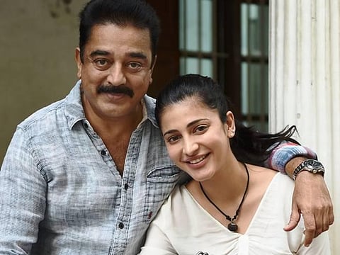 அப்பாவுக்குத் தான் ஒட்டு என்று எப்படி சொல்லலாம்? - ரசிகரின் கேள்விக்கு ஸ்ருதிஹாசன் பதில்