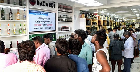 நெருங்கியது தேர்தல்; நிரம்பி வழியும் பெட்ரோல் பங்க்குகள், மதுக்கடைகள்