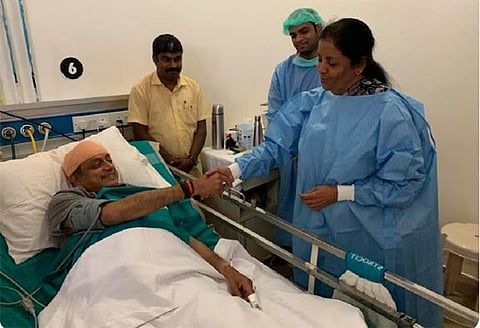 சசிதரூரை சந்தித்து நலம் விசாரித்தார் நிர்மலா சீதாராமன்: அரசியல் பண்பாடு என தரூர் ட்விட்டரில் நெகிழ்ச்சி
