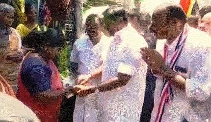 வாக்காளர்களுக்கு பணம் கொடுத்தாரா முதல்வர் பழனிசாமி?- அதிமுக விளக்கம்