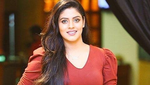 காவல்துறை அதிகாரியாக இனியா