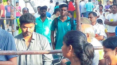 சென்னை அடையாறு வாக்குச்சாவடியில் வரிசையில் நின்று வாக்களித்த நடிகர் விஜய்