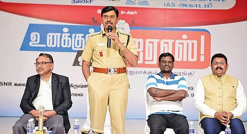 இந்து தமிழ், கிங் மேக்கர்ஸ் ஐஏஎஸ் அகாடமி சார்பில் உனக்குள் ஓர் ஐஏஎஸ் வழிகாட்டு நிகழ்ச்சி:  விடாமுயற்சியுடன் படித்தால் வெற்றி நிச்சயம் - கோவை சரக டிஐஜி ஜி.கார்த்திகேயன் அறிவுரை