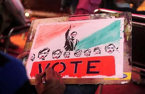 பணம் வாங்கிக்கொண்டு வாக்களிக்காதவர்களுக்கு கட்சியினர் மிரட்டல்: உறவினர் வீடுகளில் தஞ்சம்
