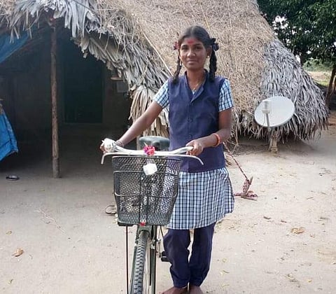 பெற்றோர் கொத்தடிமை; மகள் பிளஸ் 2 தேர்ச்சி: கதவுகள் இல்லா வீட்டின் முதல் வெளிச்சம் சங்கீதா!
