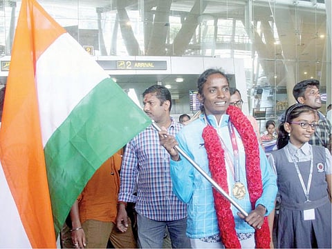 சென்னை விமான நிலையத்தில் உற்சாக வரவேற்பு; தமிழக அரசு உதவி செய்தால் ஒலிம்பிக்கில் வெற்றி பெறுவேன்: ஆசிய போட்டியில் தங்கம் வென்ற கோமதி மாரிமுத்து நம்பிக்கை