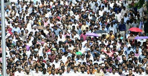 கேரளாவில் ஒரே நாளில் 5 ஆயிரம் அரசு ஊழியர்கள் ஓய்வு: எப்படி; எதனால்?