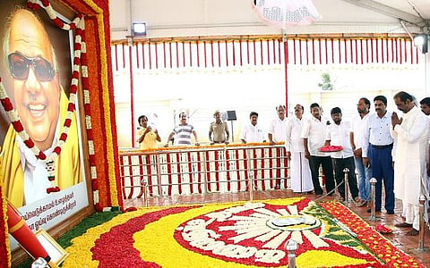 ஏதுமின்றித் திரும்பும் அலையாகத் திரும்புகின்றேன்: கருணாநிதி குறித்து வைரமுத்து