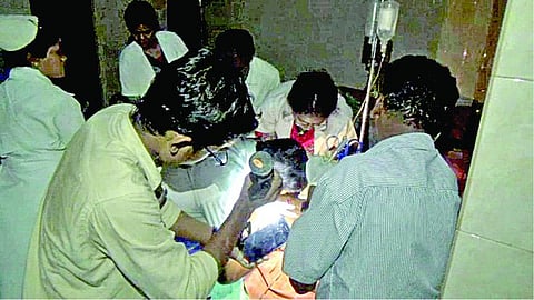 சூறாவளியுடன் பலத்த மழையால் சிவகங்கை அரசு மருத்துவமனையில் திடீர் மின்தடை: விபத்தில் காயமடைந்தவருக்கு மொபைல் போன் வெளிச்சத்தில் சிகிச்சை