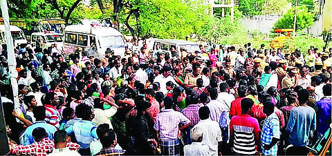 மது வாங்குவதில் ஏற்பட்ட தகராறில் இளைஞர் கொலை: சேலம் உடையாப்பட்டியில் பொதுமக்கள் சாலை மறியல்
