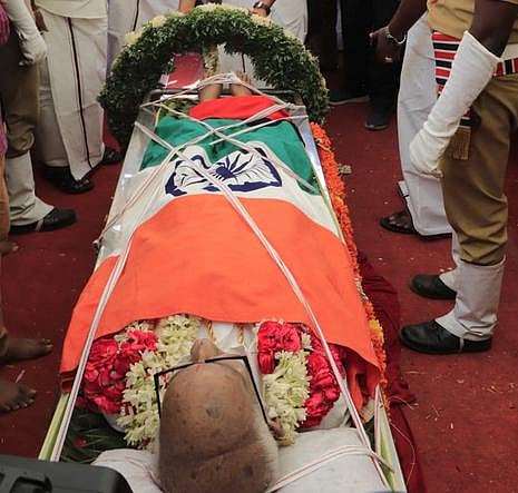 புதுச்சேரி முன்னாள் முதல்வர் ஜானகிராமன் உடல் அரசு மரியாதையுடன் அடக்கம்: ஸ்டாலின் நேரில் அஞ்சலி