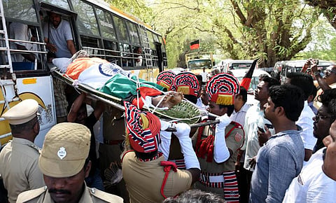 பழுதான அலங்கரிக்கப்பட்ட வாகனம்: சொந்தப் பேருந்தில் எடுத்துச் செல்லப்பட்ட புதுச்சேரி முன்னாள் முதல்வரின் உடல்