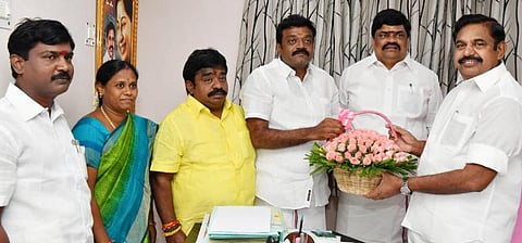 அமமுக மாவட்டச் செயலாளர் இன்பத்தமிழன் அதிமுகவில் இணைந்தார்