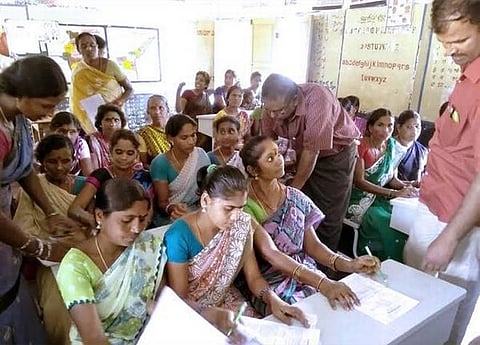 பள்ளிக்குச் செல்லாதவர்களுக்கு அடிப்படைக் கல்வி அளிக்க மனிதவள அமைச்சகம் முடிவு