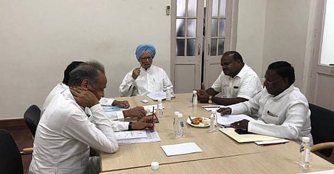 நிதி ஆயோக் கூட்டம்: காங்கிரஸ் ஆளும் மாநில முதல்வர்கள் மன்மோகன் சிங்குடன் ஆலோசனை