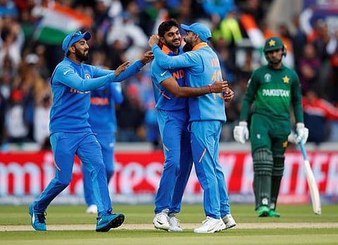 உலகக்கோப்பையில் தான் வீசிய முதல் பந்திலேயே விக்கெட்: 3வது வீரராக விஜய் சங்கர் சாதனை