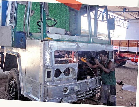 லாரி பாடி கட்டுமானத் தொழில் பாதிக்கும் அபாயம் அரசு உதவிக்கரம் நீட்டுமா?