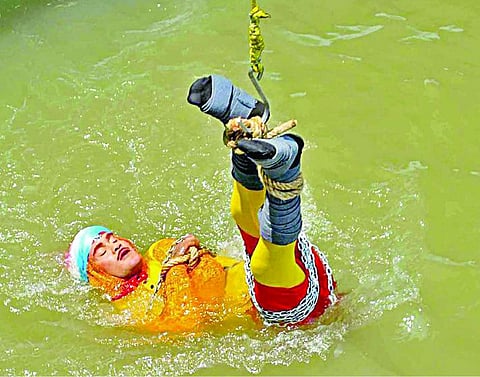 அமெரிக்க நிபுணர் ஹாரியைப் போல் செய்து காட்ட﻿ ﻿கை, கால்கள் கட்டப்பட்டு ஆற்றில் இறக்கப்பட்ட கொல்கத்தா மேஜிக் நிபுணரை காணவில்லை﻿