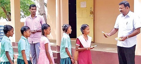 இஷ்டப்பட்டு படித்தால் ஆங்கிலமும் எளிதுதான்! - வழிகாட்டும் அரசுப் பள்ளி ஆசிரியர்