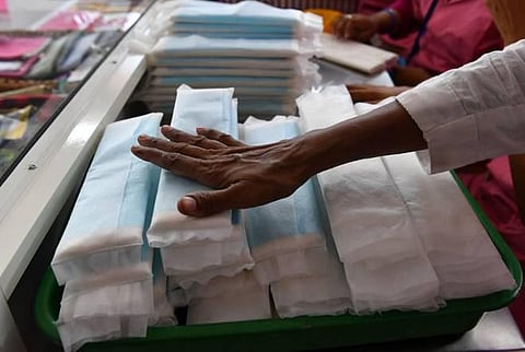 அரசுப் பள்ளிகளில் தானியங்கி நாப்கின் இயந்திரம் அமைக்கக் கோரிய வழக்கு: அரசு பதிலளிக்க நீதிமன்றம் உத்தரவு