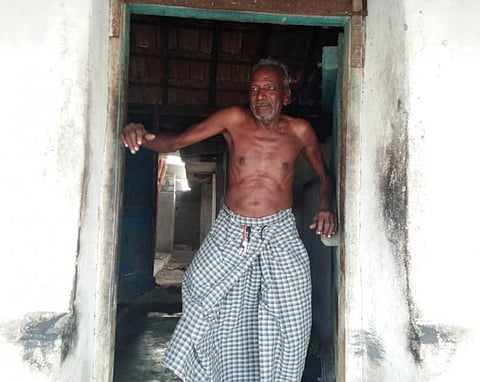 தண்ணீர் இன்றி இடம்பெயர்ந்த கிராம மக்கள்; மண்ணை விட்டுச் செல்ல மனமில்லாமல் தனியாளாக வசிக்கும் கந்தசாமி