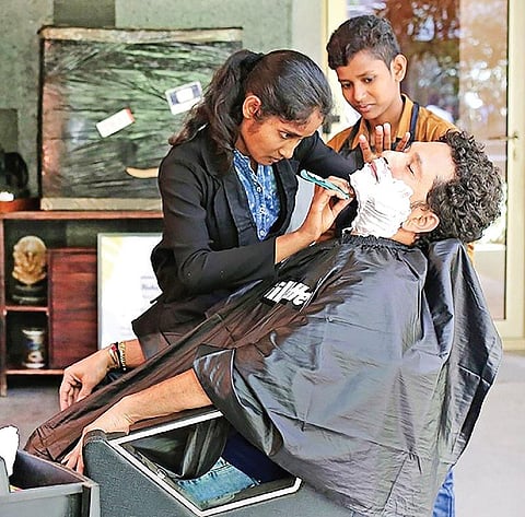 வானவில் பெண்கள்: சலூன் ஆண்களுக்கு மட்டுமல்ல
