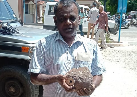 கோவை மாவட்ட ஆட்சியர் அலுவலகத்துக்கு விண்கல் என்று 5 கிலோ கல்லுடன் வந்தவரால் பரபரப்பு 