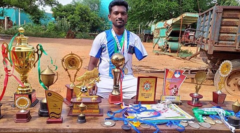 பொருளாதாரச் சிக்கலால் ஸ்பெயின், தாய்லாந்து என்று தொடர்ந்து வாய்ப்புகளை இழக்கும் தேனி கால்பந்து வீரர்: கைகூடுமா ஜோர்டான் போட்டி?